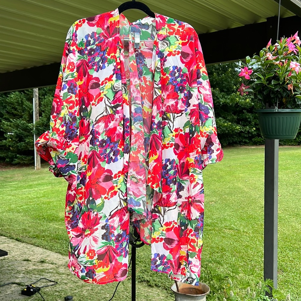 Bright floral Umgee brand kimono. Worn once. Like new condition. Size Medium.